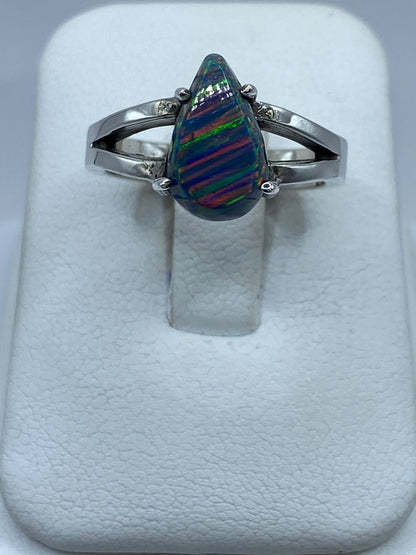 Anillo de Ópalo de Fuego Azul Multicolor en Plata .925 Diseño Moderno Elegante — vista lateral
