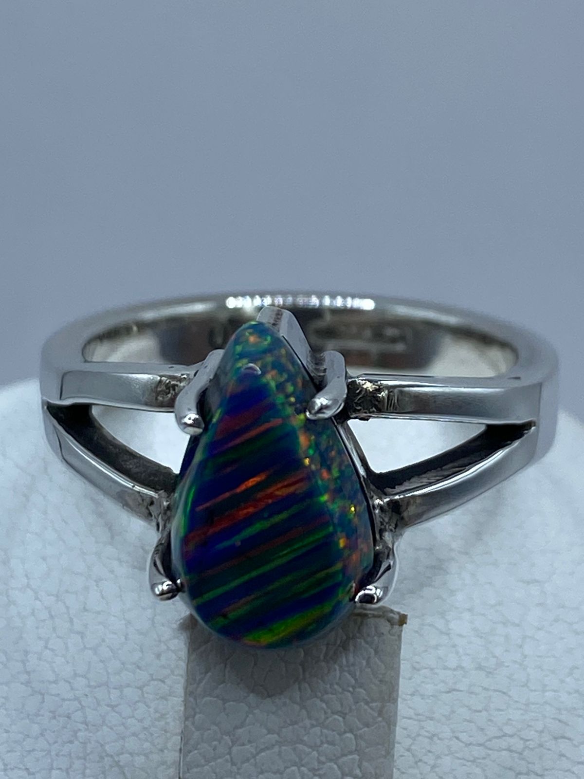 Anillo de Ópalo de Fuego Azul Multicolor en Plata .925 Diseño Moderno Elegante, sello de autenticidad Plata Ley .925