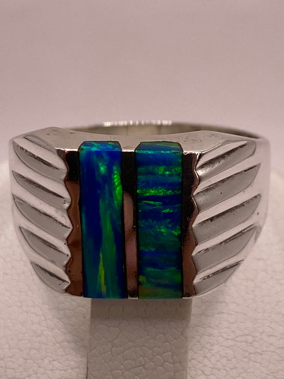 Anillo con Ópalo de Fuego Azul‑verde en Barras en Plata .950, vista de detalle