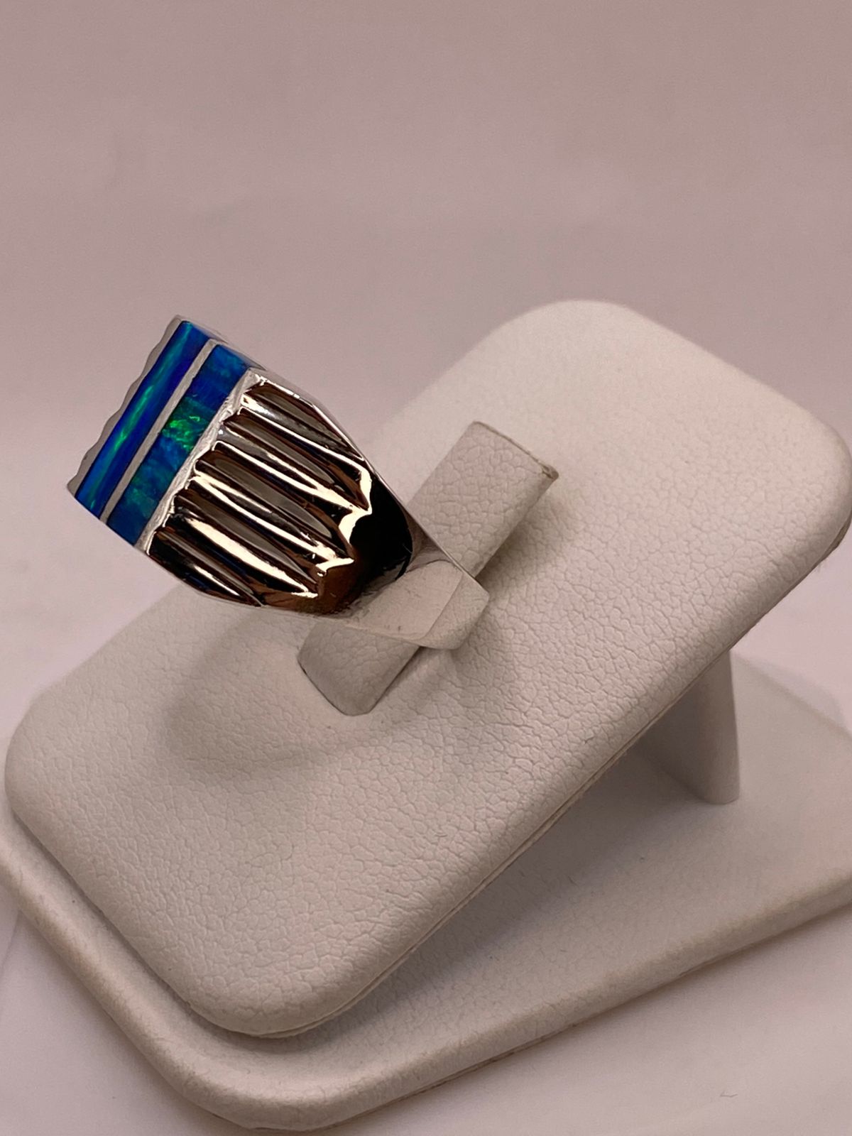 Anillo con Ópalo de Fuego Azul‑verde en Barras en Plata .950, vista frontal