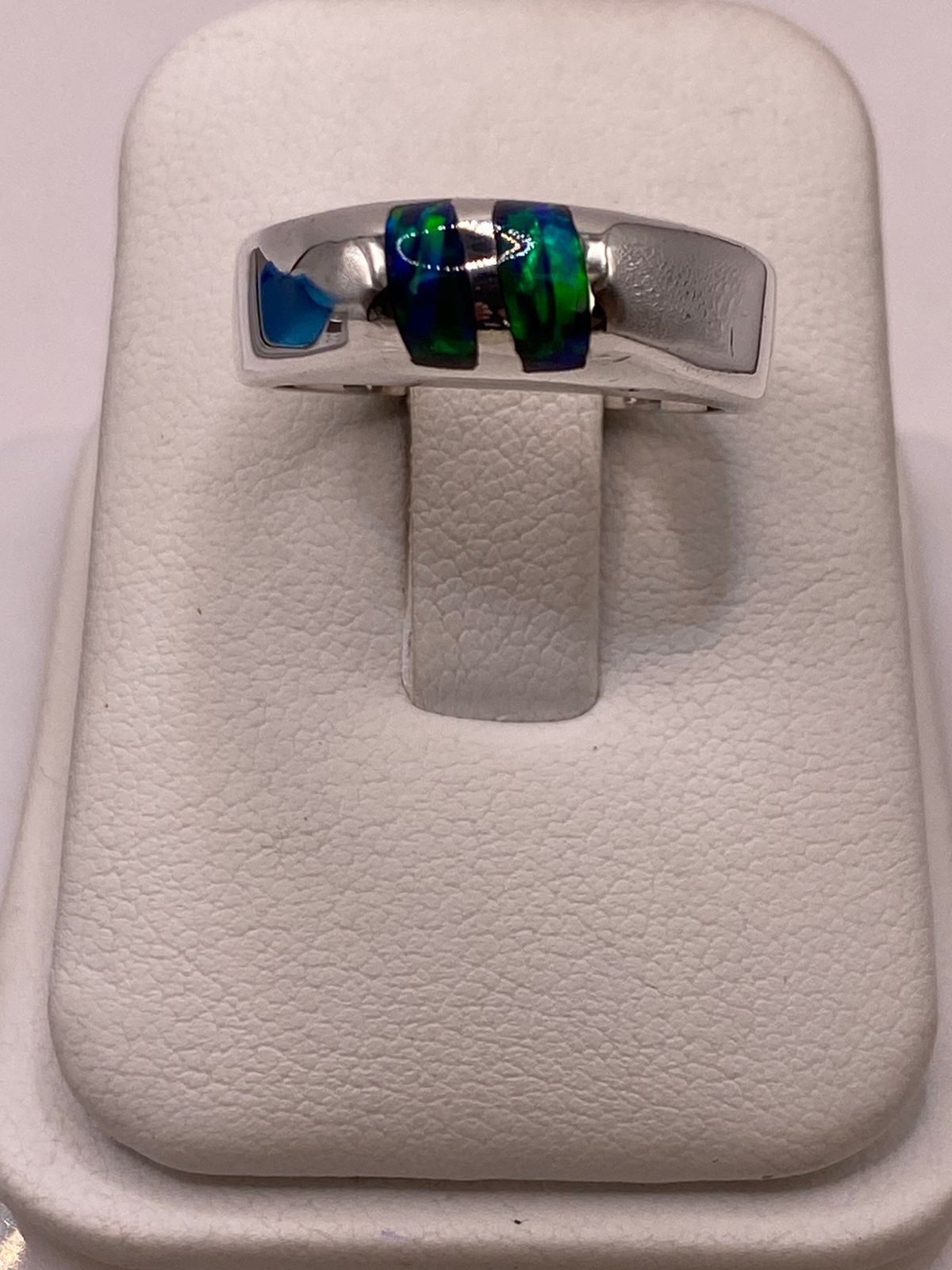 Anillo con Ópalo de Fuego Azul‑Verde en Plata Ley 925 – Diseño Moderno, vista frontal