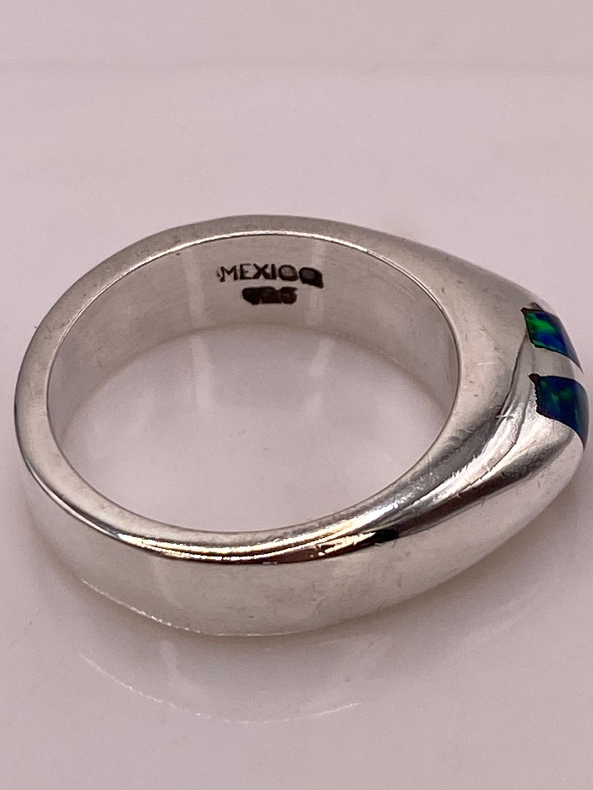 Anillo con Ópalo de Fuego Azul‑verde en Plata Ley 925 – Diseño Moderno, peso en gramos (báscula)
