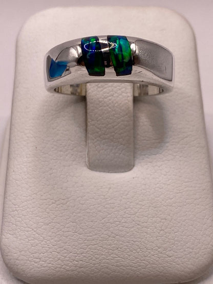 Anillo con Ópalo de Fuego Azul‑verde en Plata Ley 925 – Diseño Moderno en báscula mostrando peso
