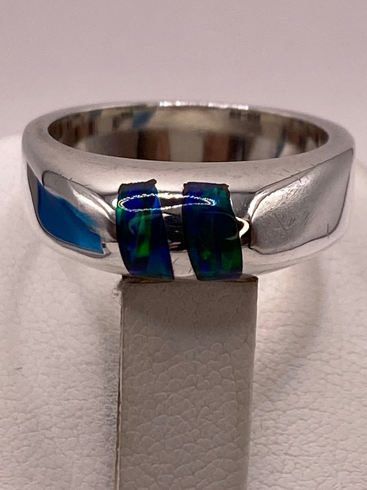 Anillo con Ópalo de Fuego Azul‑Verde en Plata Ley 925 – Diseño Moderno, vista superior