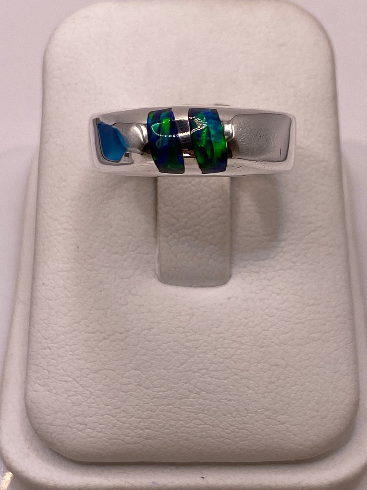 Anillo con Ópalo de Fuego Azul‑verde en Plata Ley 925 – Diseño Moderno, vista lateral