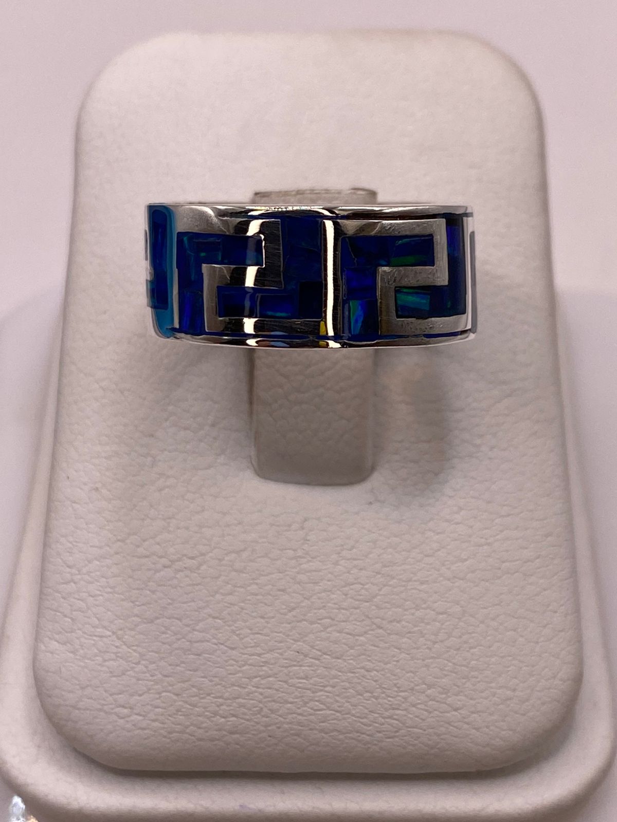 Anillo con Ópalo de Fuego Azul‑verde Diseño Greca en Plata Ley 950, vista lateral