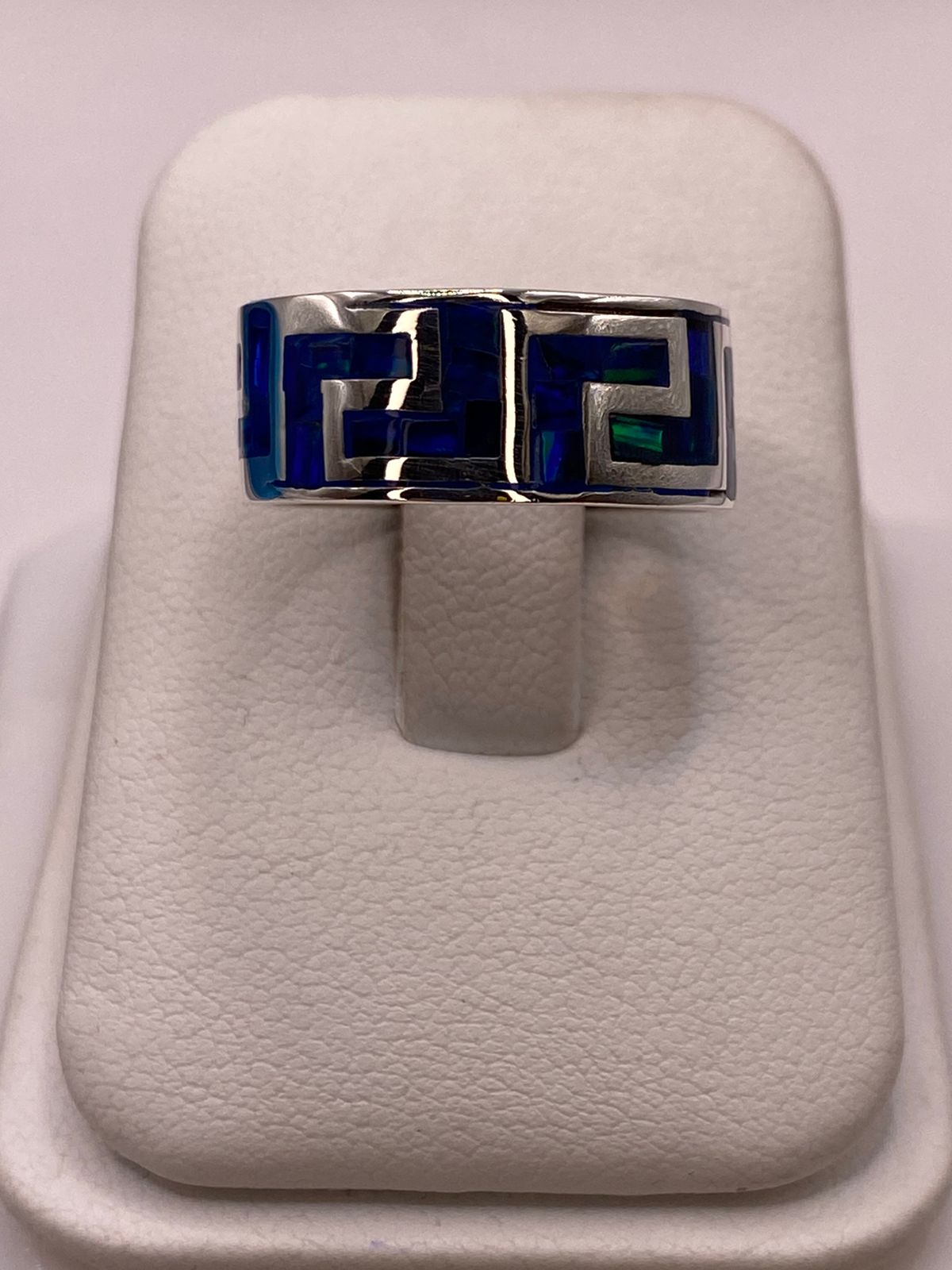 Anillo con Ópalo de Fuego Azul‑verde Diseño Greca en Plata Ley 950, vista de detalle