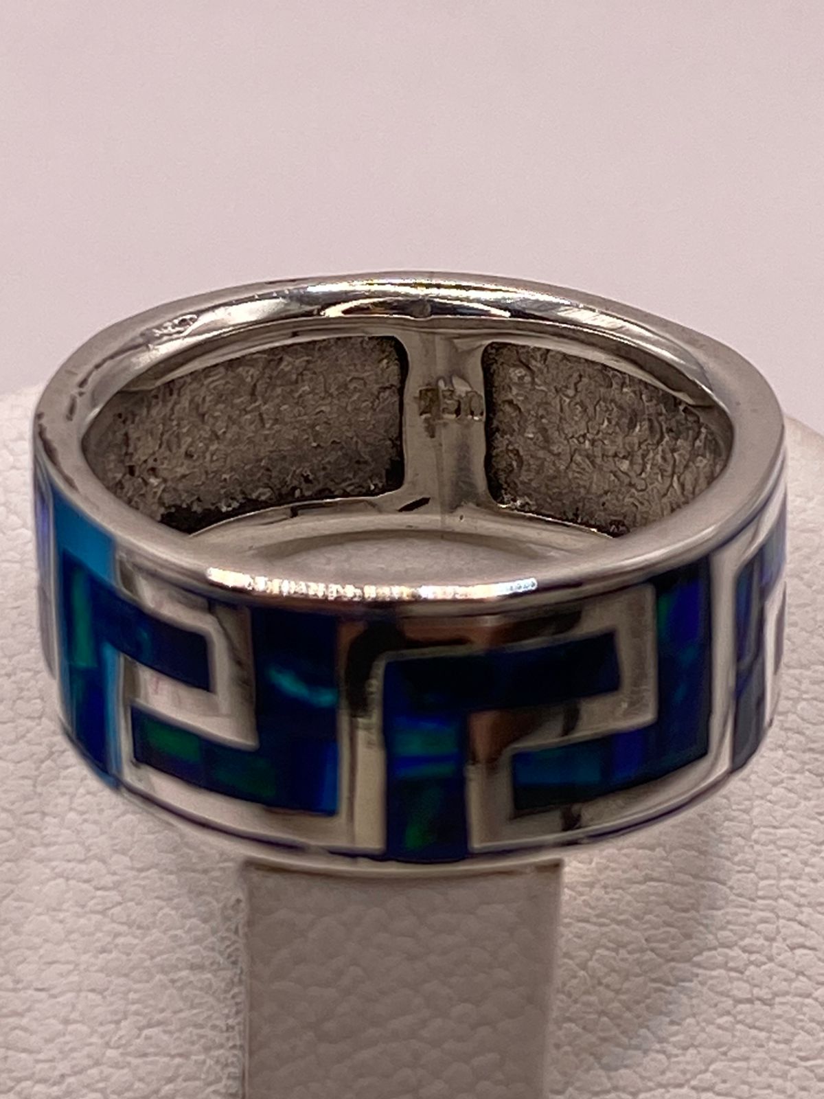 Anillo con Ópalo de Fuego Azul‑verde Diseño Greca en Plata Ley 950, sello de autenticidad Plata Ley .925