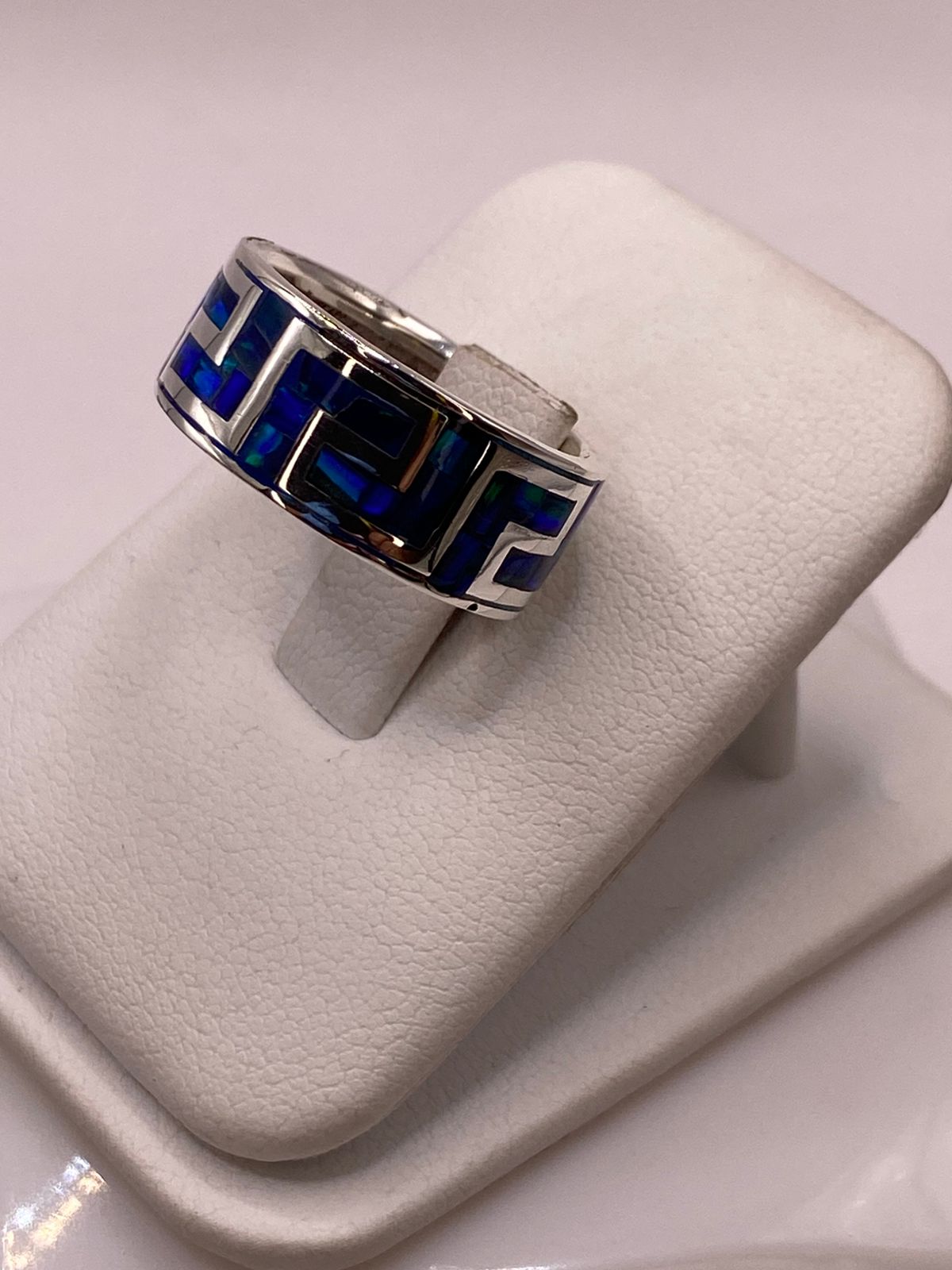Anillo con Ópalo de Fuego Azul‑verde Diseño Greca en Plata Ley 950, vista frontal