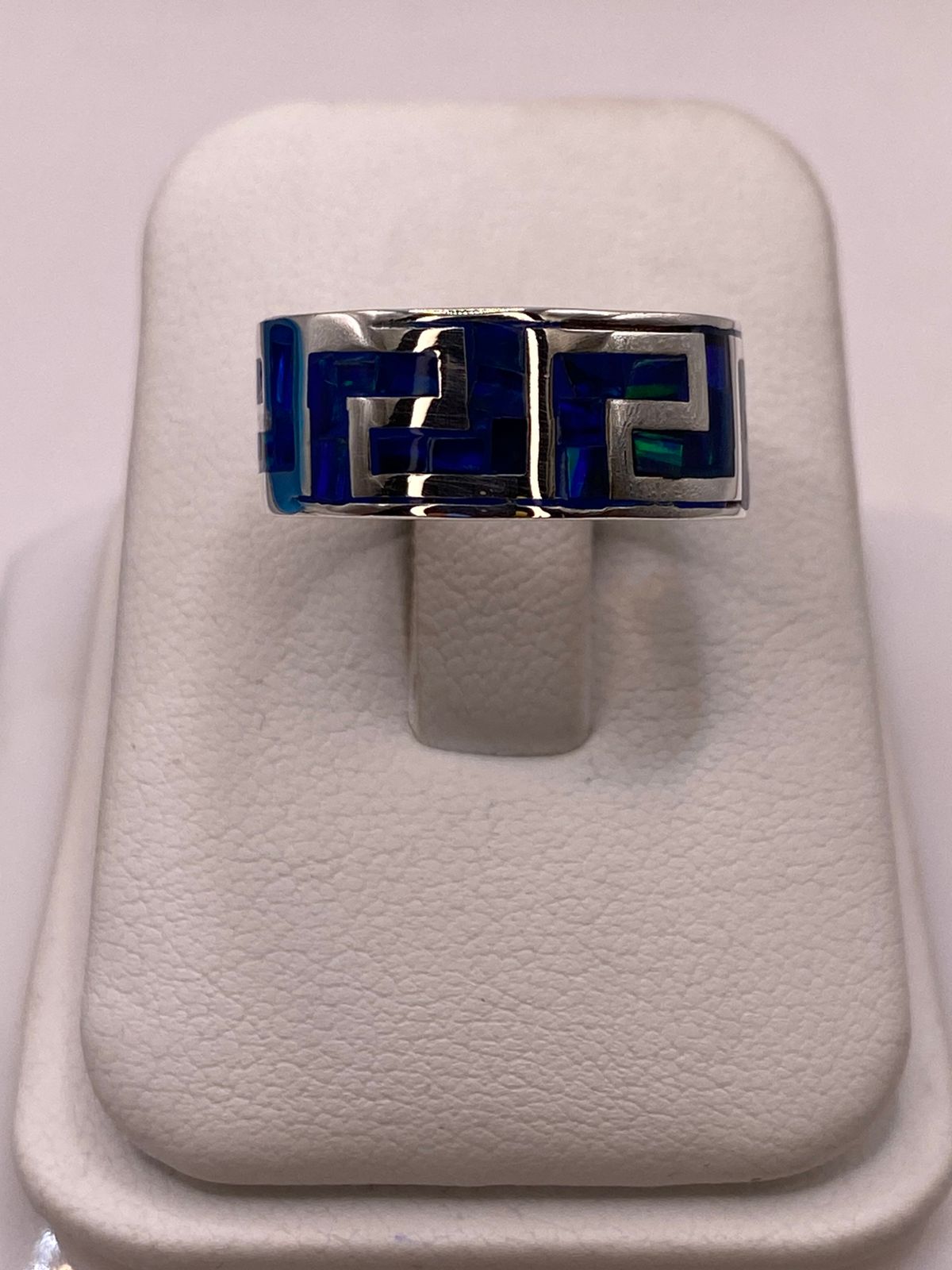 Anillo con Ópalo de Fuego Azul‑verde Diseño Greca en Plata Ley 950 en báscula mostrando peso