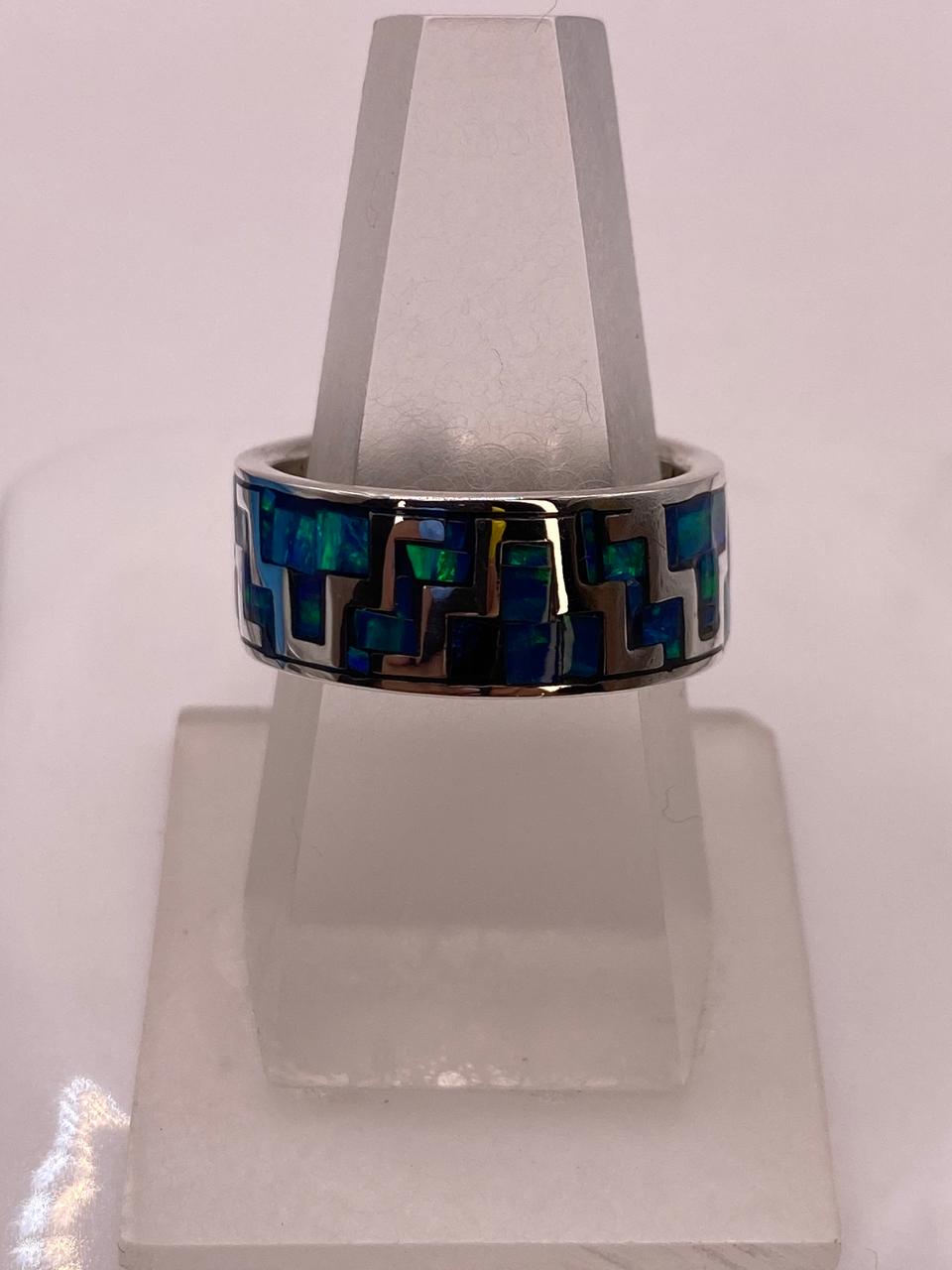 Anillo de Ópalo de Fuego Azul‑verde con Diseño Geométrico en Plata Ley 950, vista lateral