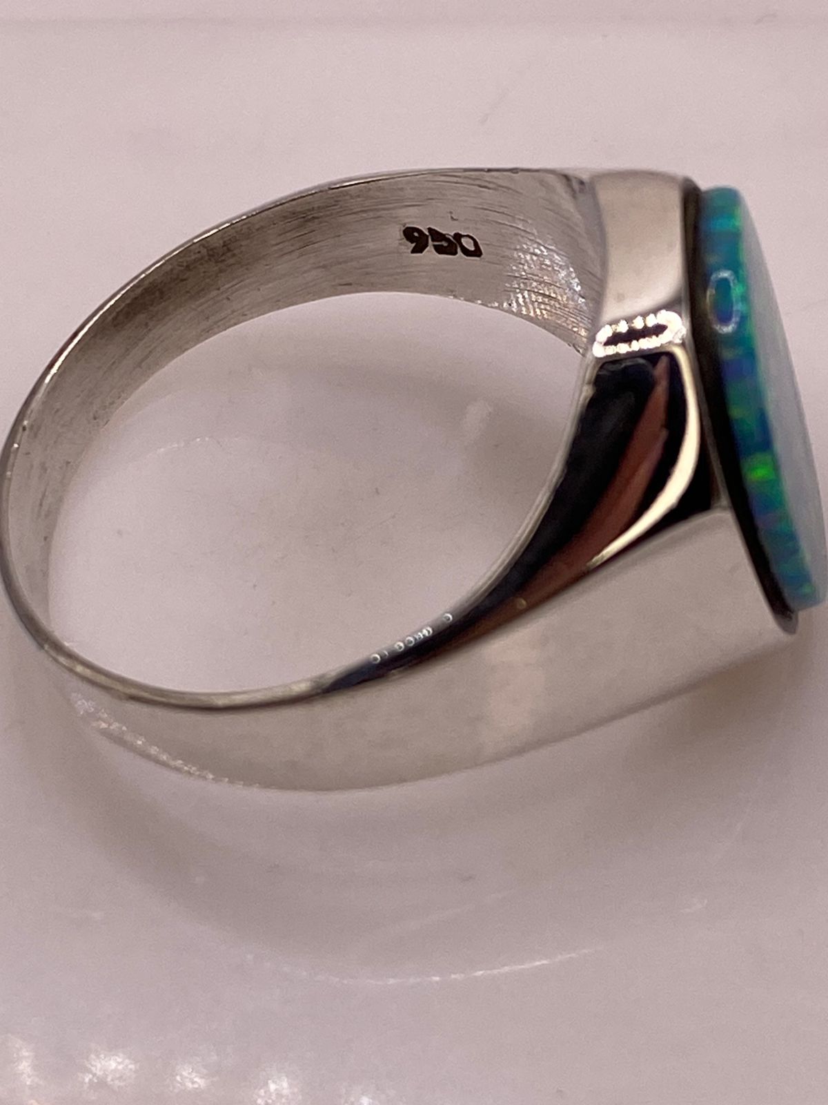 Anillo con Ópalo de Fuego Azul‑verde Ovalado en Plata Ley 950, sello de autenticidad Plata Ley .925
