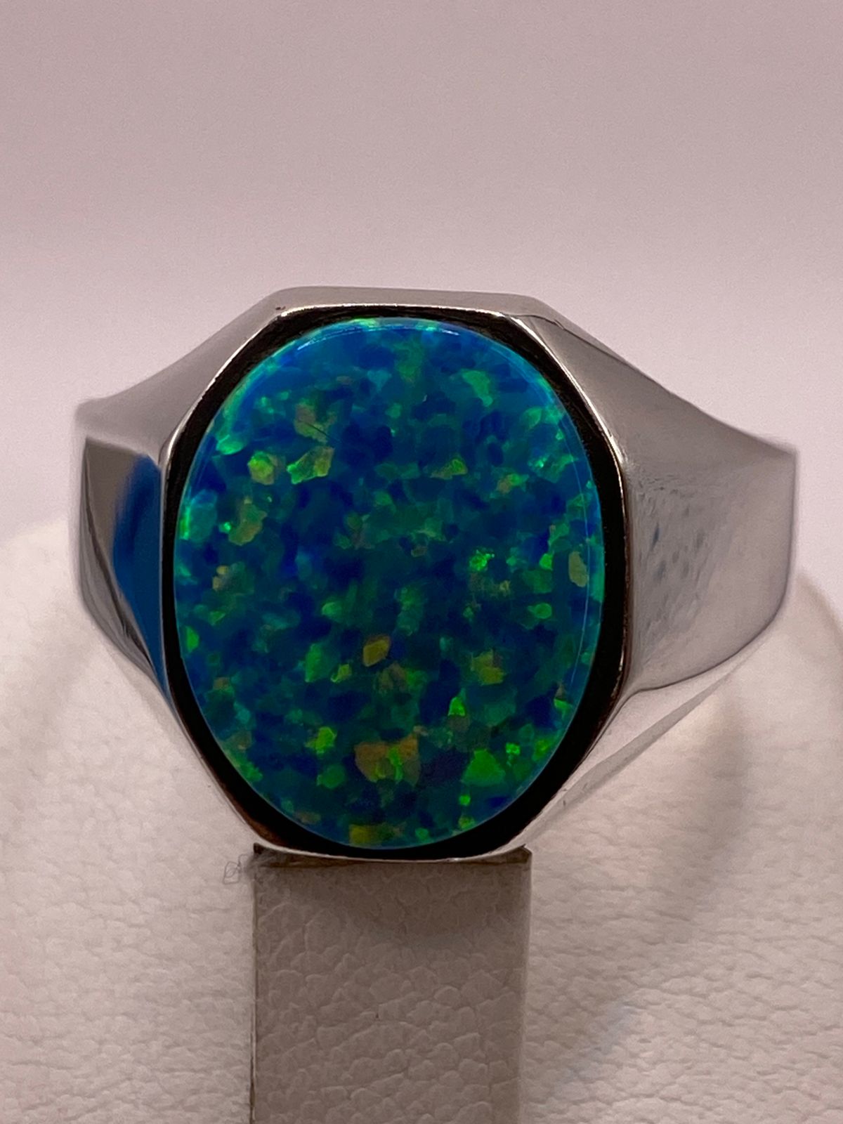 Anillo con Ópalo de Fuego Azul‑Verde Ovalado en Plata Ley 950, vista superior