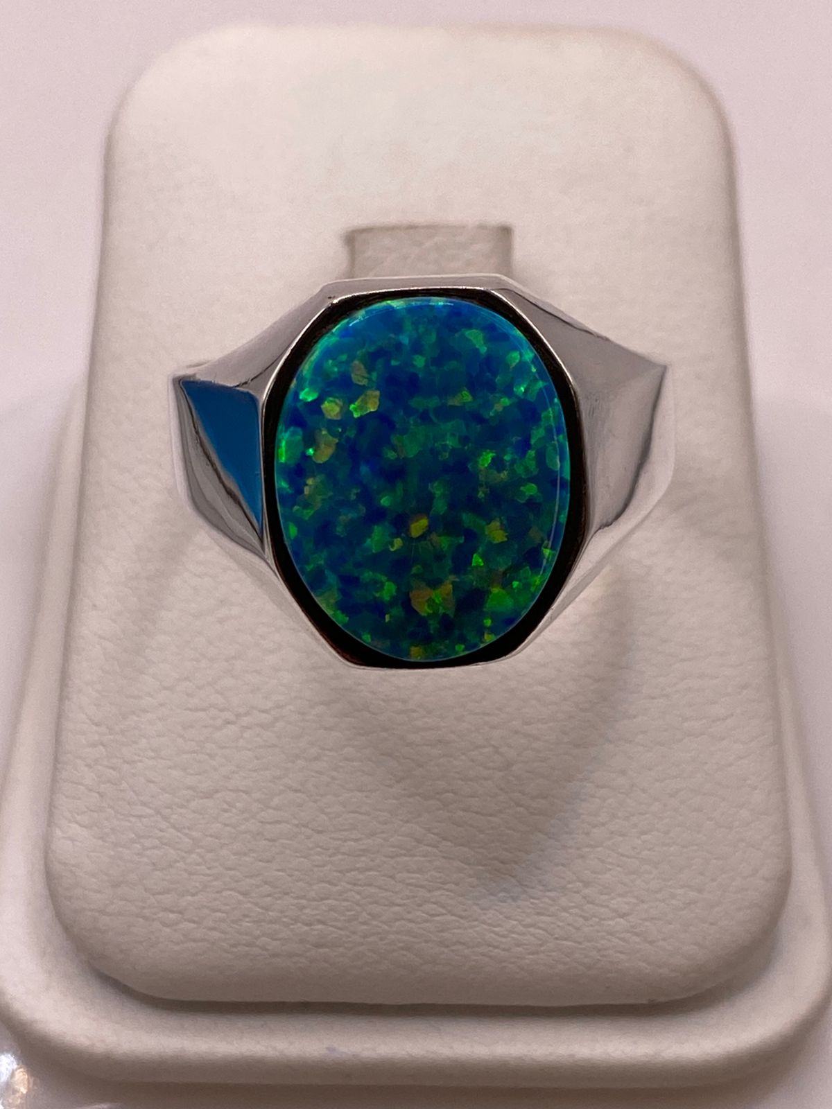 Anillo con Ópalo de Fuego Azul‑verde Ovalado en Plata Ley 950, vista de detalle