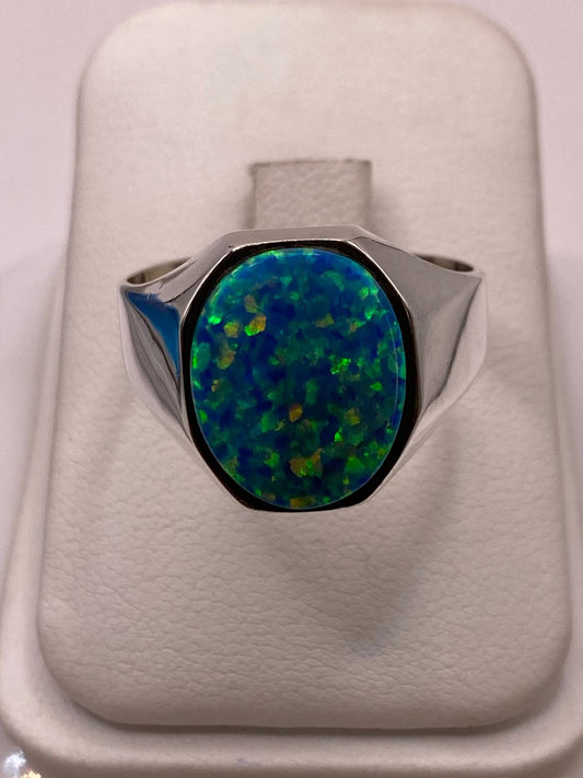 Anillo con Ópalo de Fuego Azul‑verde Ovalado en Plata Ley 950 en báscula mostrando peso