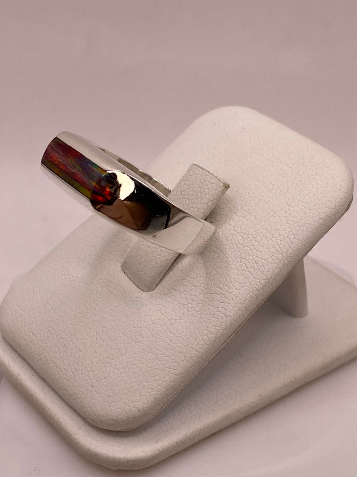 Anillo con Ópalo de Fuego en Barra Multicolor en Plata .925, vista lateral