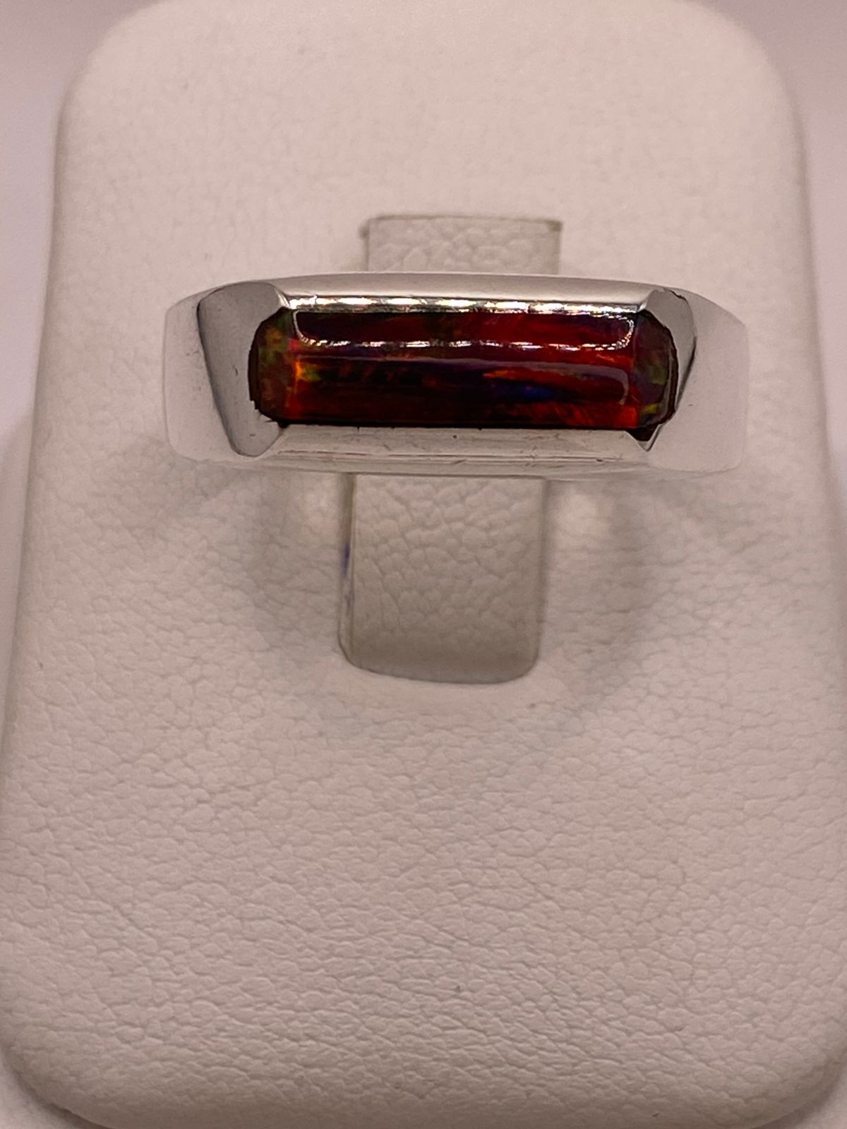 Anillo con Ópalo de Fuego en Barra Multicolor en Plata .925, vista frontal