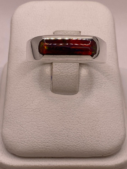 Anillo con Ópalo de Fuego en Barra Multicolor en Plata .925 en báscula mostrando peso