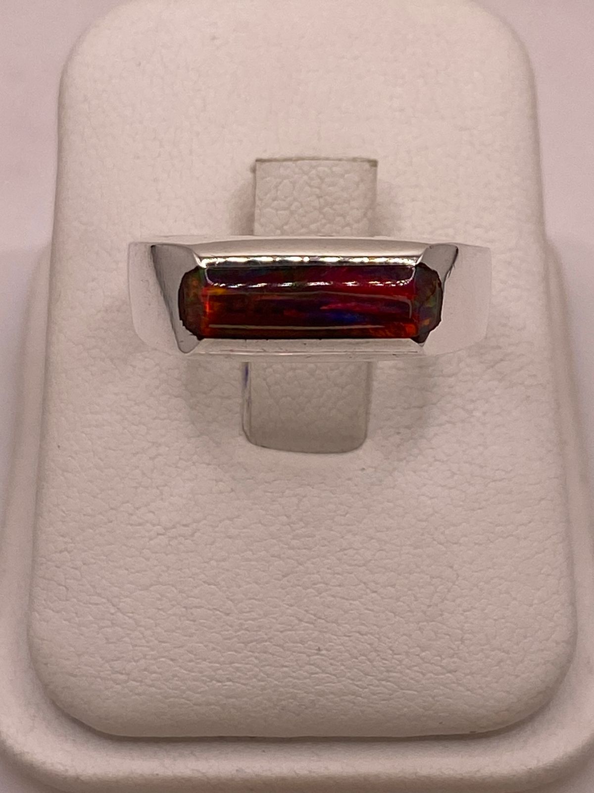 Anillo con Ópalo de Fuego en Barra Multicolor en Plata .925, vista de detalle