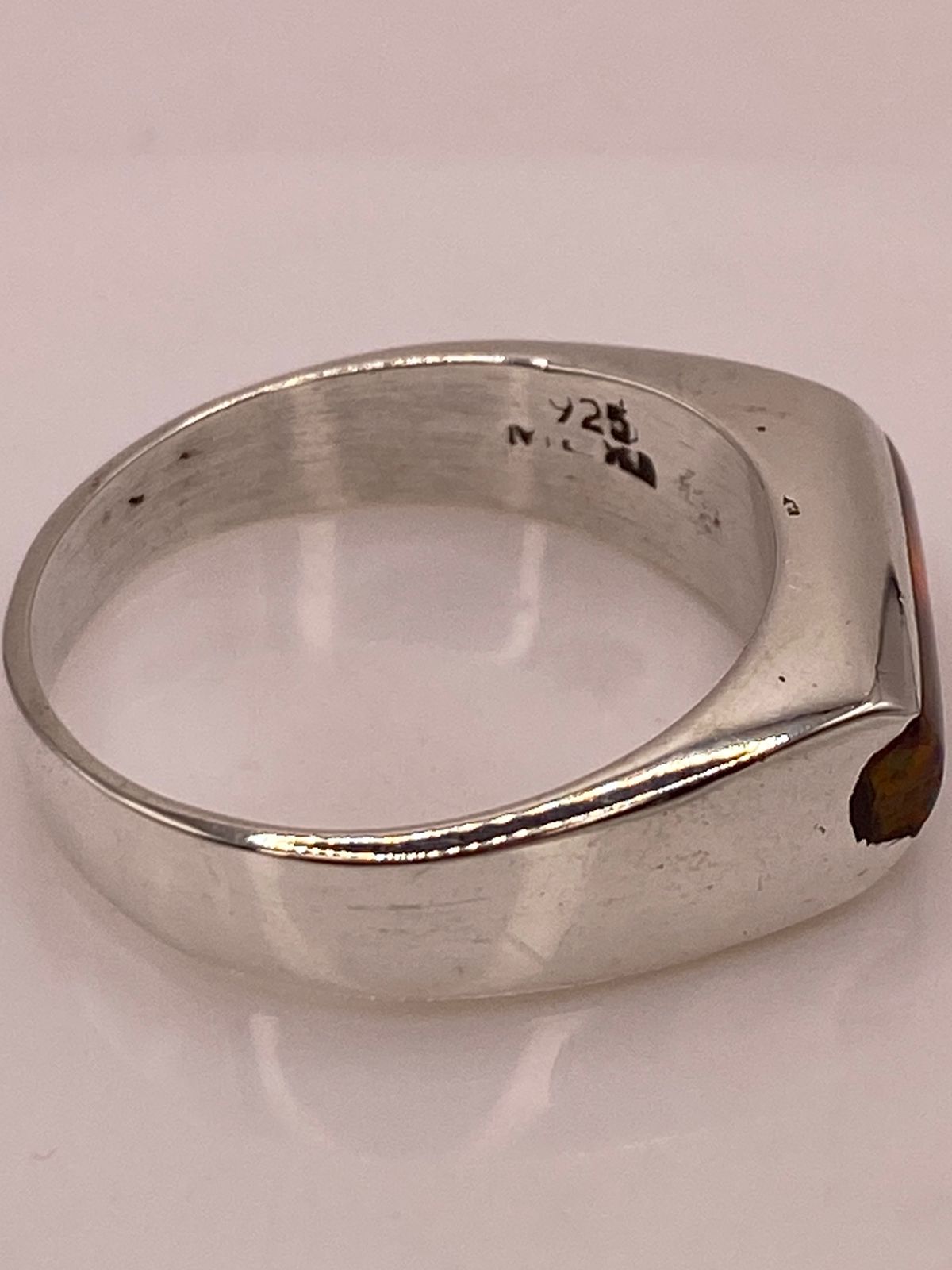 Anillo con Ópalo de Fuego en Barra Multicolor en Plata .925, sello de autenticidad Plata Ley .925