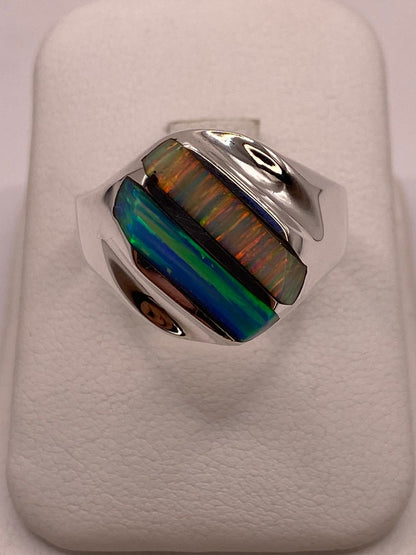 Anillo con Ópalo de Fuego en Barras Multicolor en Plata .925 en báscula mostrando peso