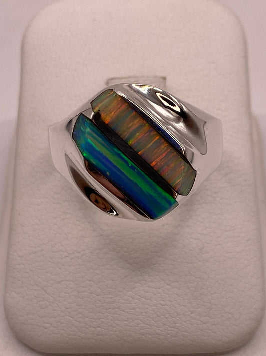 Anillo con Ópalo de Fuego en Barras Multicolor en Plata .925 en báscula mostrando peso