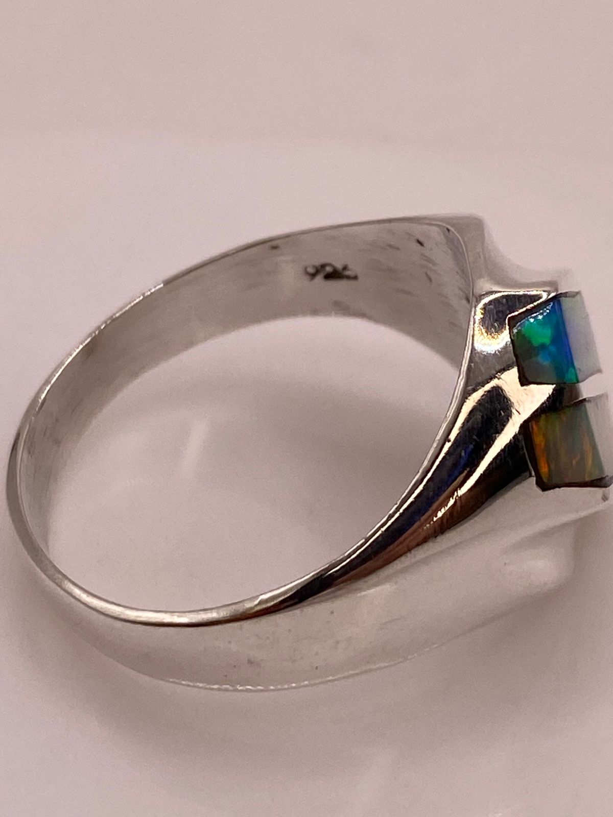 Anillo con Ópalo de Fuego en Barras Multicolor en Plata .925, sello de autenticidad Plata Ley .925