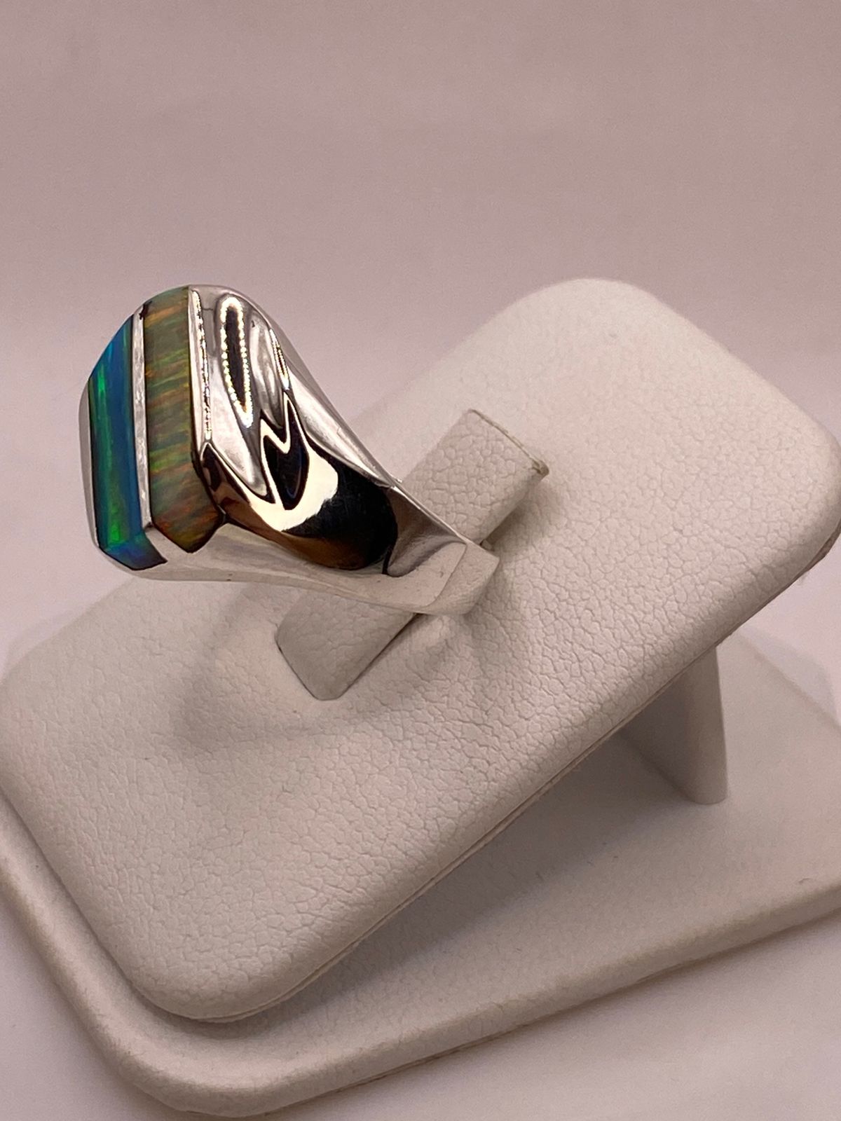 Anillo con Ópalo de Fuego en Barras Multicolor en Plata .925, vista lateral