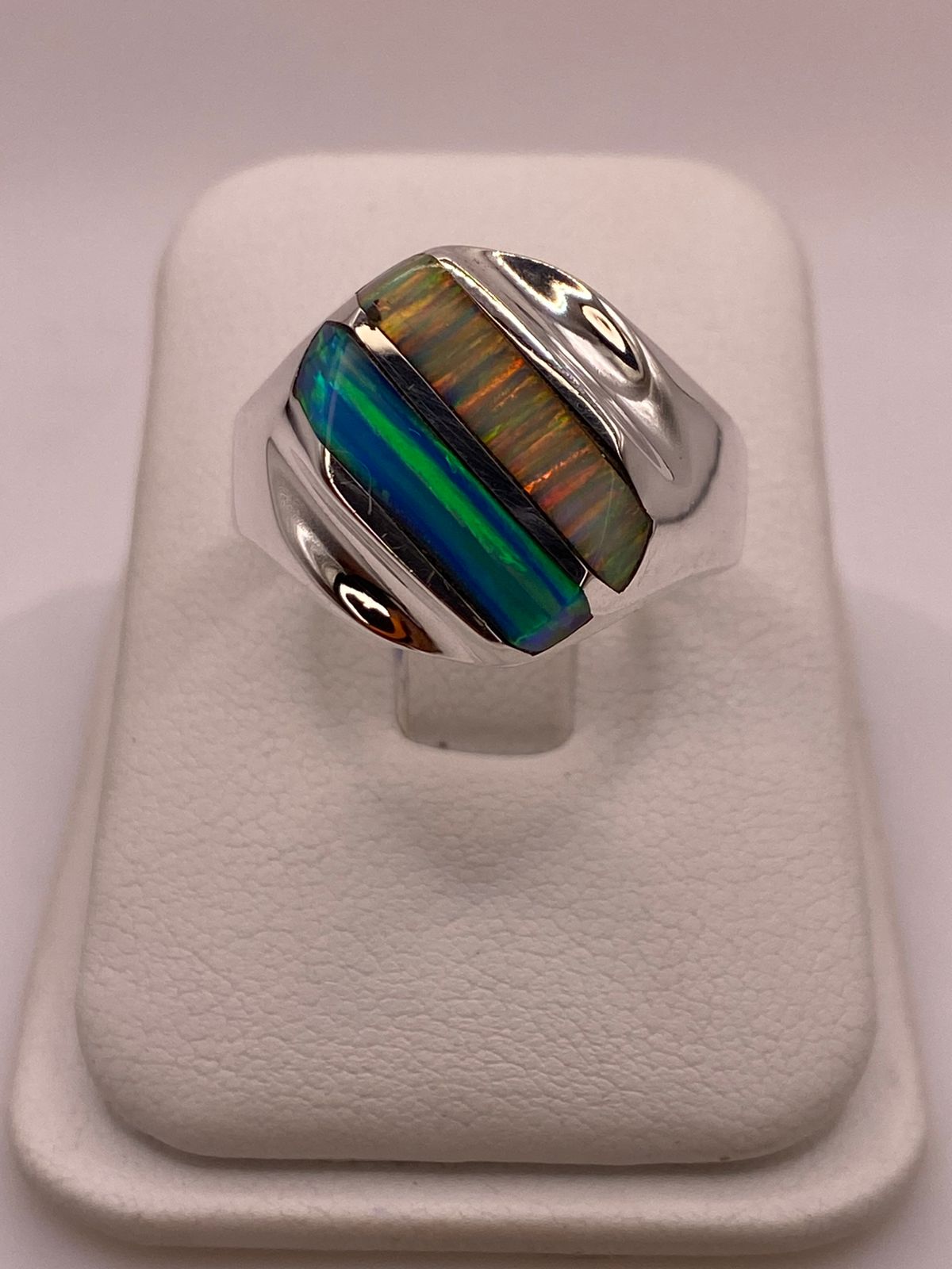 Anillo con Ópalo de Fuego en Barras Multicolor en Plata .925, vista de detalle
