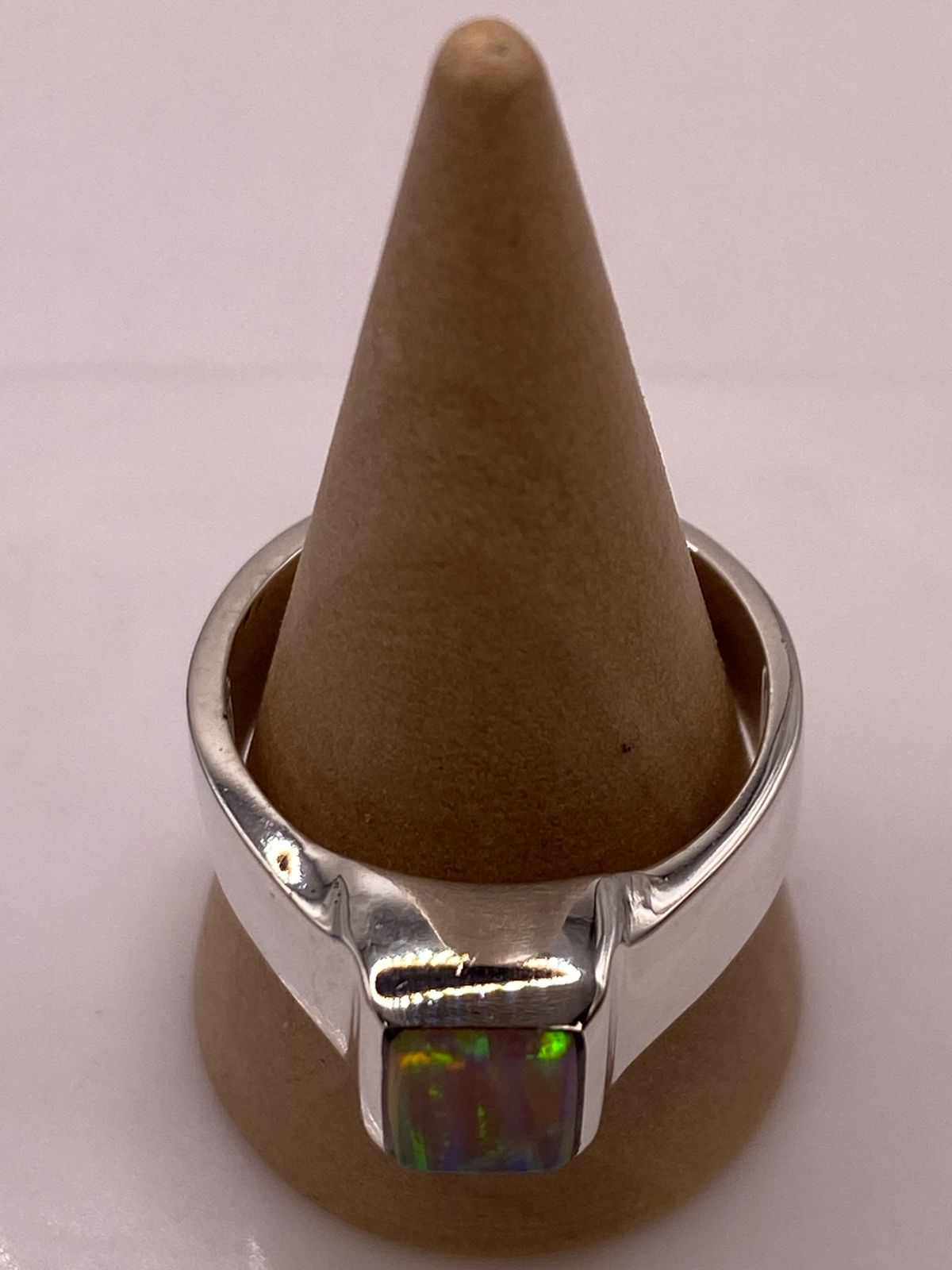 Anillo con Ópalo de Fuego Cuadrado en Plata Ley 925, vista frontal