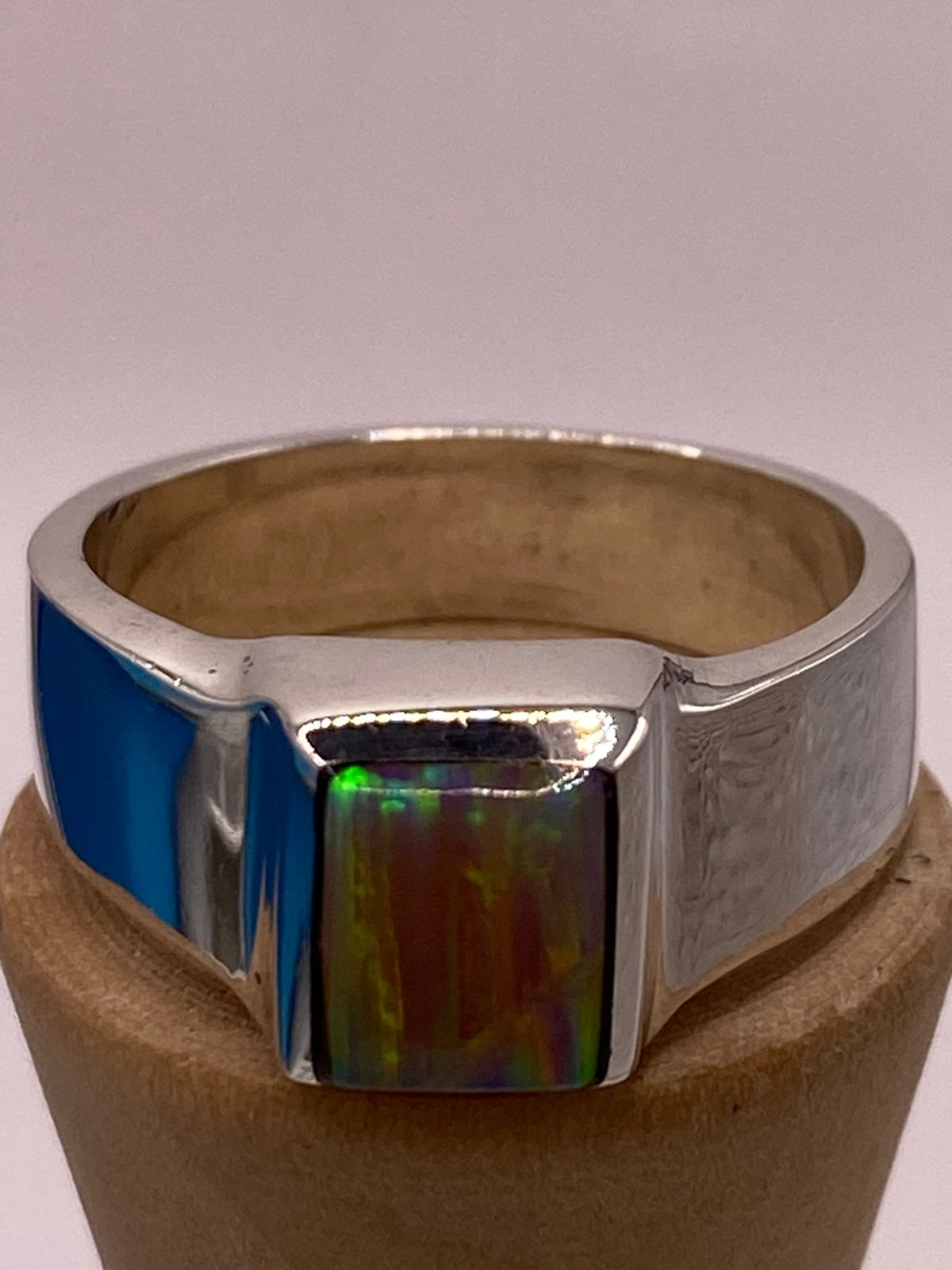 Anillo con Ópalo de Fuego Cuadrado en Plata Ley 925, vista lateral