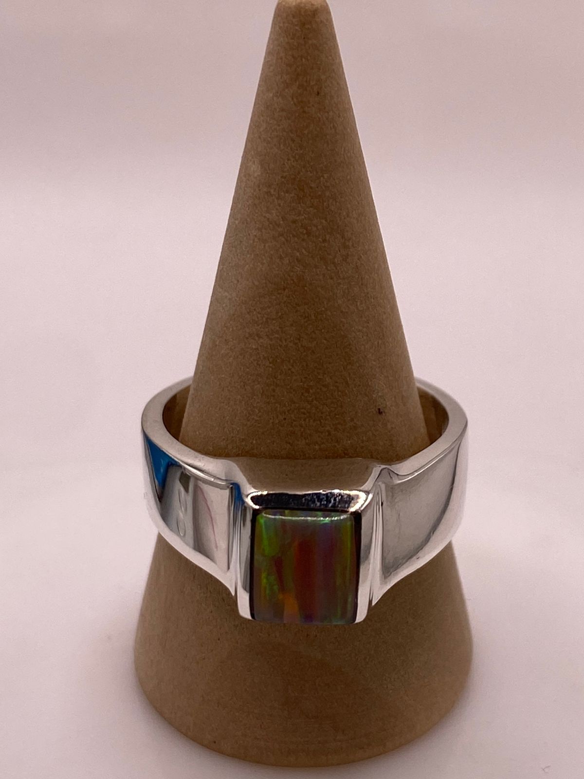 Anillo con Ópalo de Fuego Cuadrado en Plata Ley 925 — ángulo diagonal