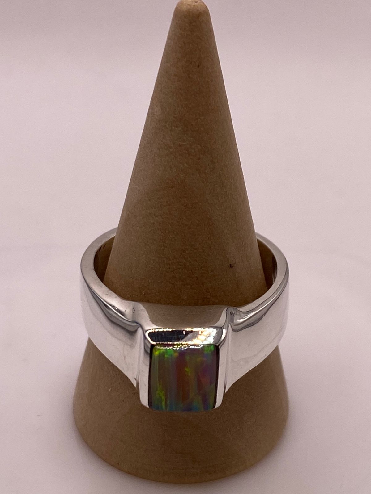 Anillo con Ópalo de Fuego Cuadrado en Plata Ley 925, vista de detalle