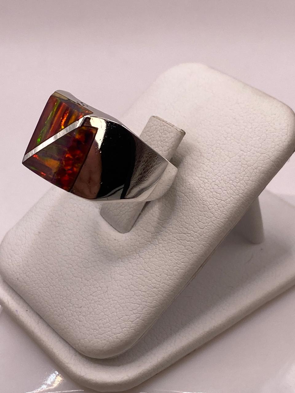 Anillo de Ópalo de Fuego con Diseño Geométrico en Plata Ley 925, vista lateral