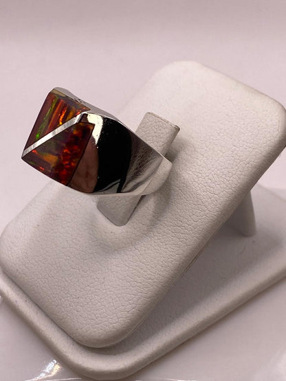 Anillo de Ópalo de Fuego con Diseño Geométrico en Plata Ley 925, vista lateral
