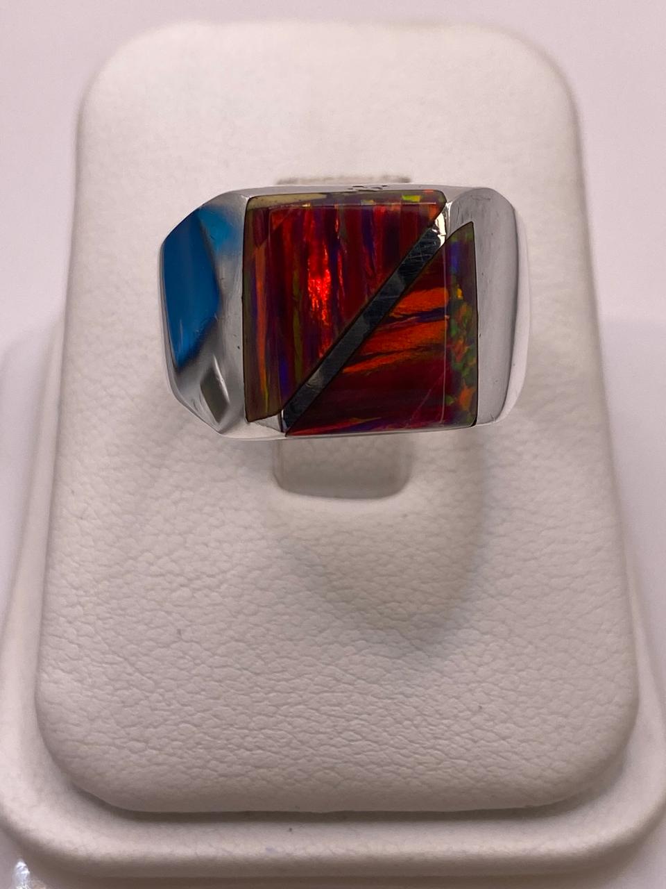 Anillo de Ópalo de Fuego con Diseño Geométrico en Plata Ley 925