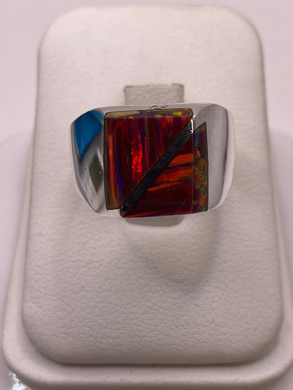 Anillo de Ópalo de Fuego con Diseño Geométrico en Plata Ley 925, vista de detalle