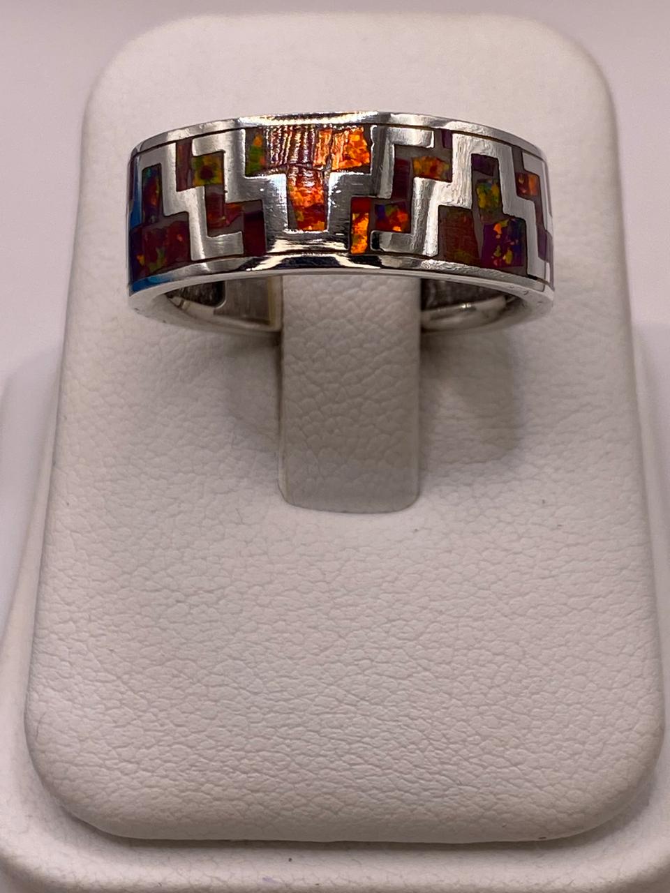 Anillo de Ópalo de Fuego con Diseño Geométrico en Plata Ley 950, vista de detalle