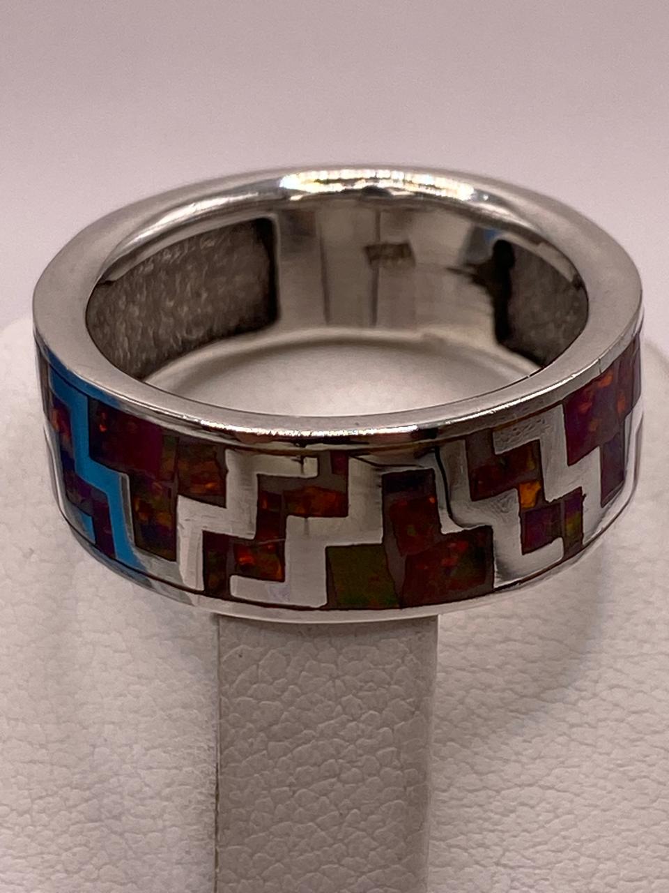 Anillo de Ópalo de Fuego con Diseño Geométrico en Plata Ley 950, vista posterior