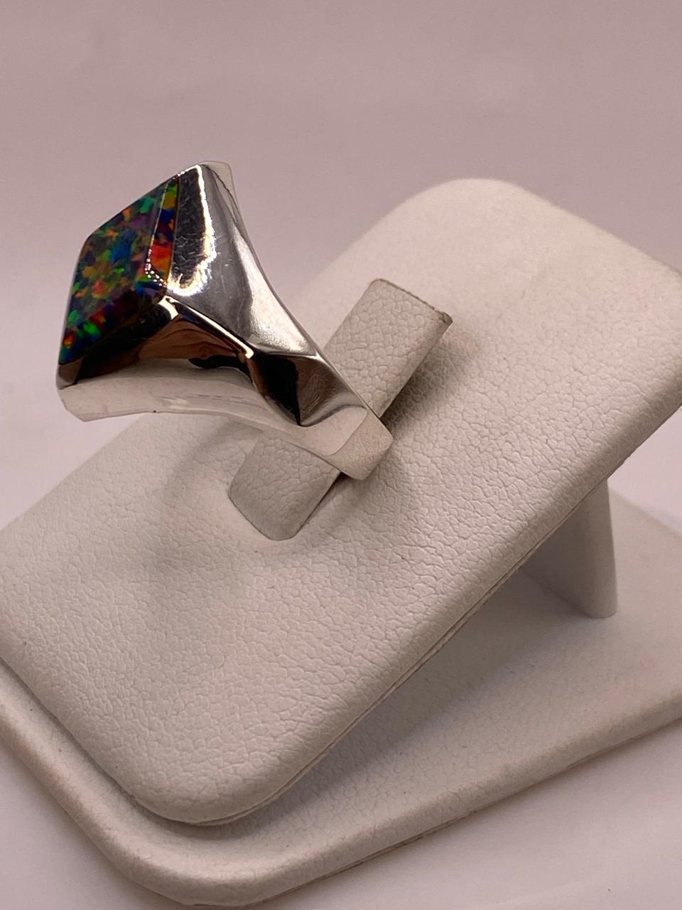 Anillo con Ópalo de Fuego Multicolor en Rombo, vista lateral