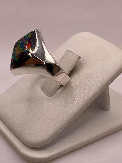 Anillo con Ópalo de Fuego Multicolor en Rombo, vista lateral