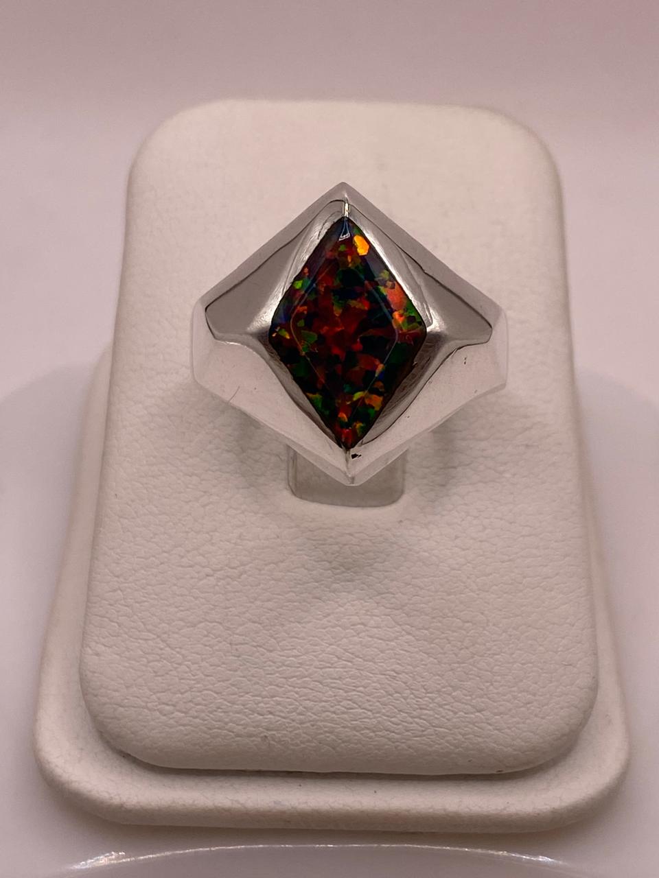Anillo con Ópalo de Fuego Multicolor en Rombo, vista frontal