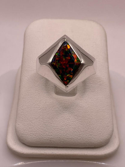 Anillo con Ópalo de Fuego Multicolor en Rombo, vista frontal