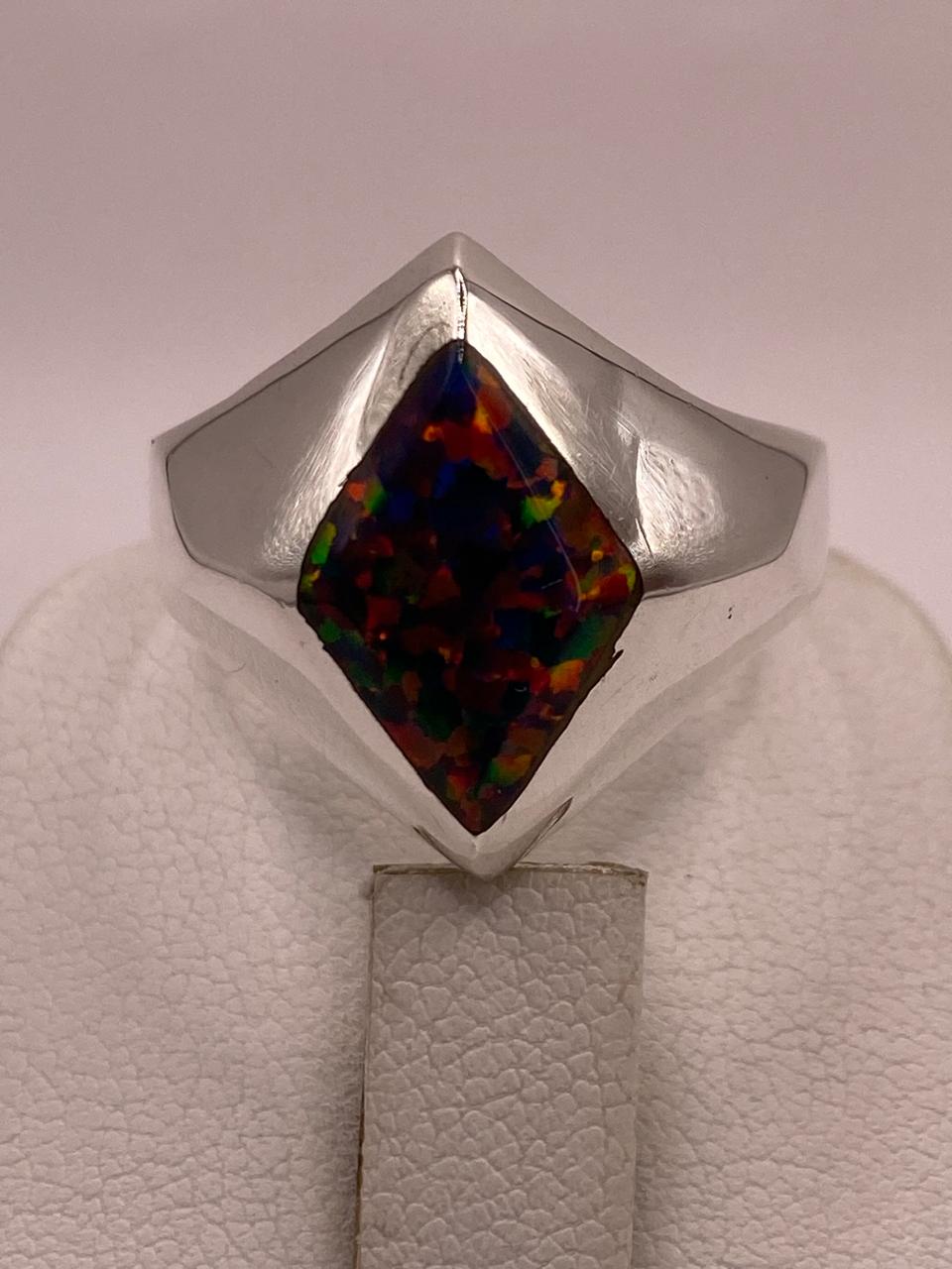 Anillo con Ópalo de Fuego Multicolor en Rombo, vista superior