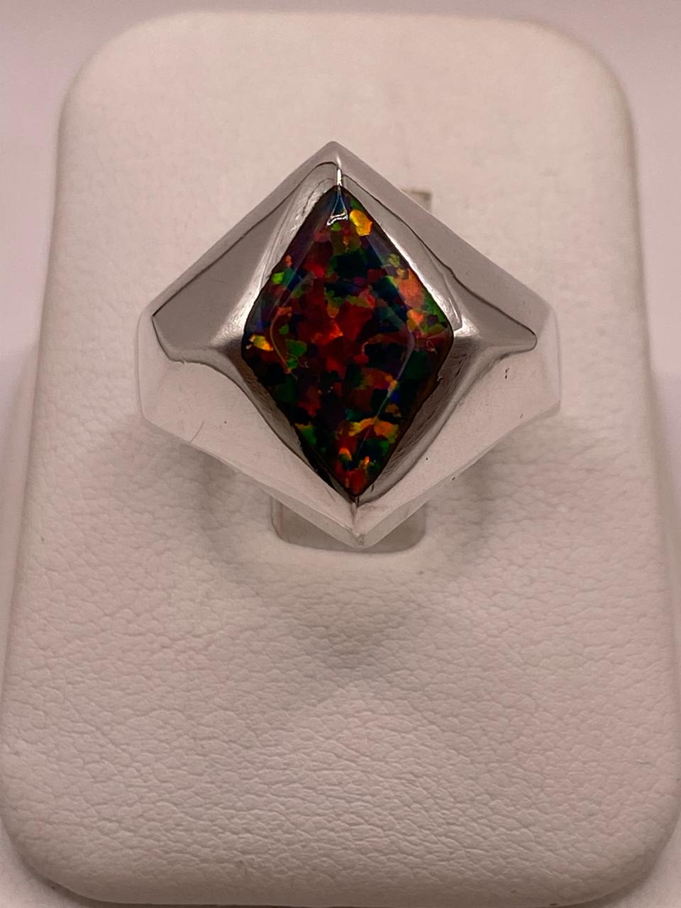 Anillo con Ópalo de Fuego Multicolor en Rombo, vista de detalle