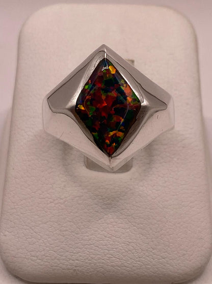 Anillo con Ópalo de Fuego Multicolor en Rombo, vista de detalle