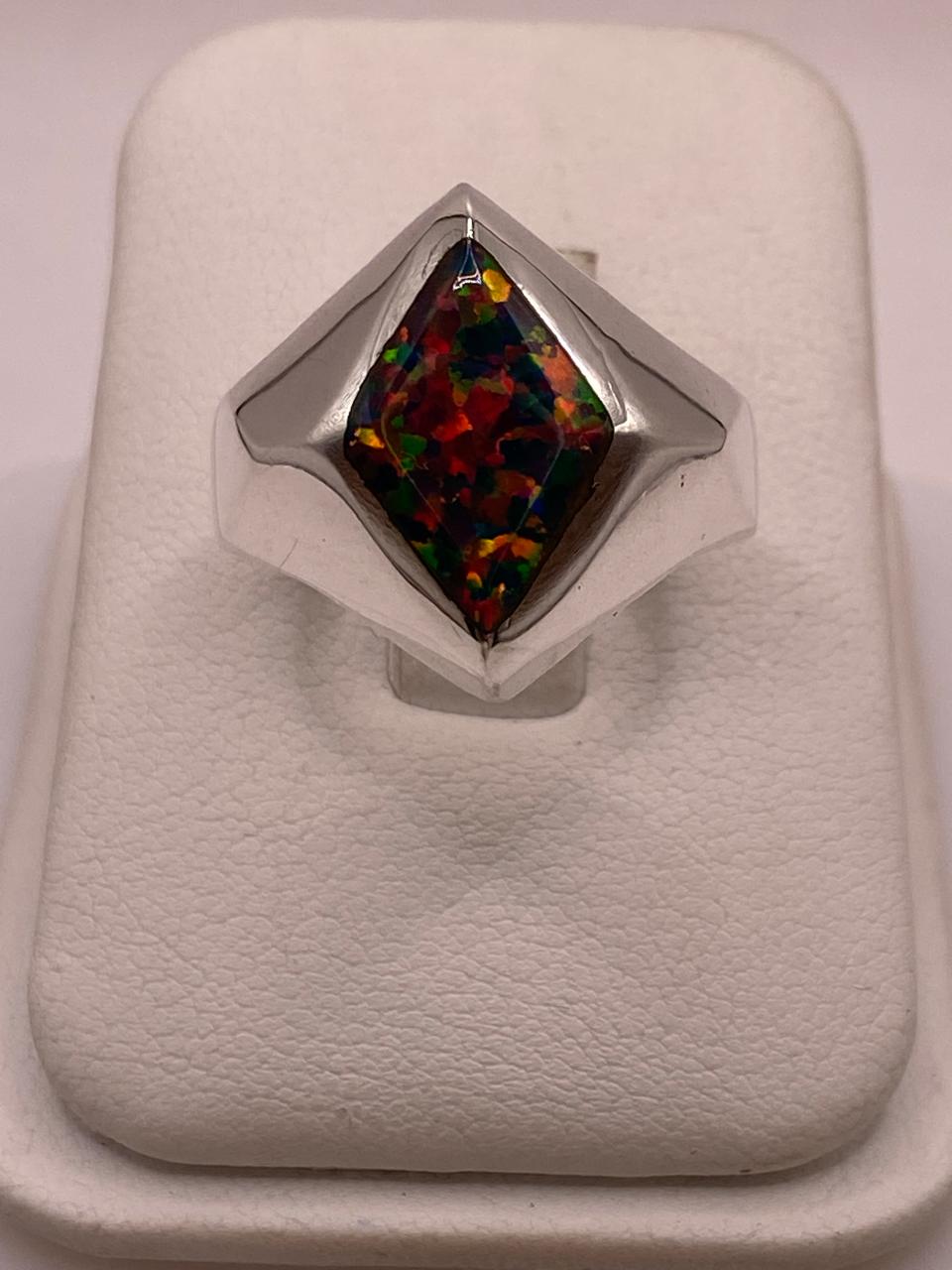 Anillo con Ópalo de Fuego Multicolor en Rombo en báscula mostrando peso