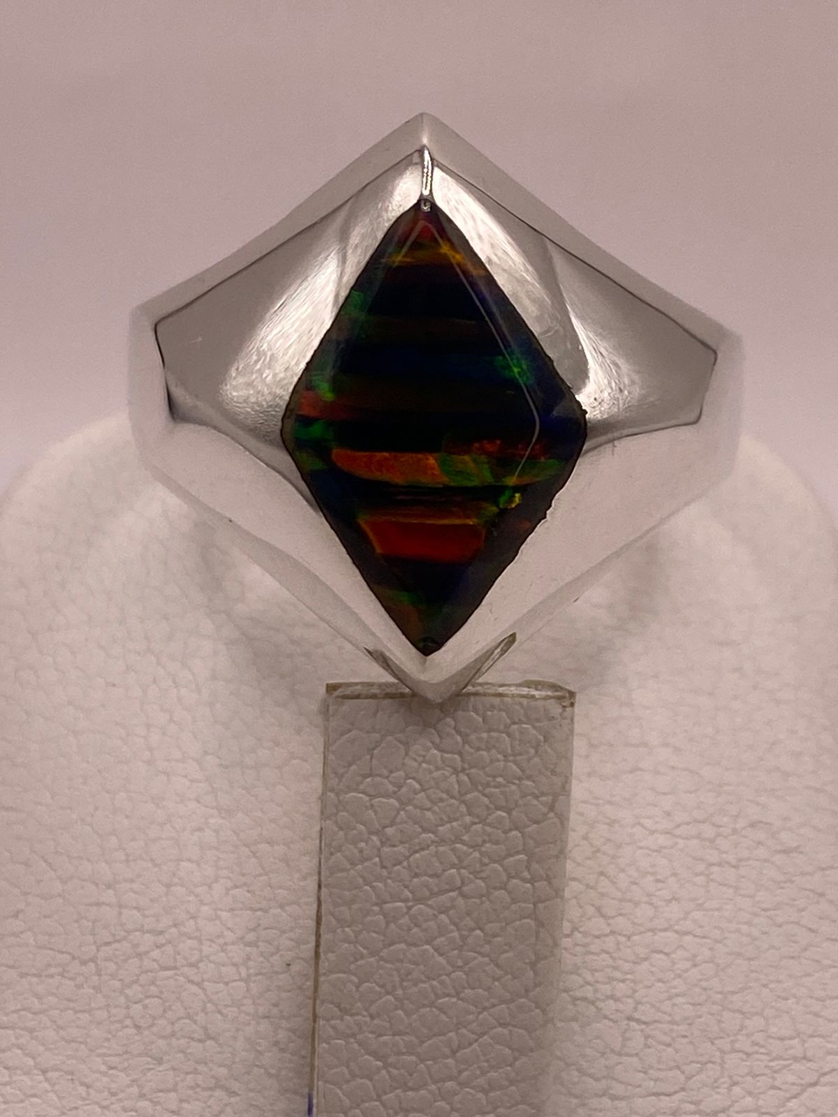 Anillo con Ópalo de Fuego Multicolor en Rombo, vista posterior