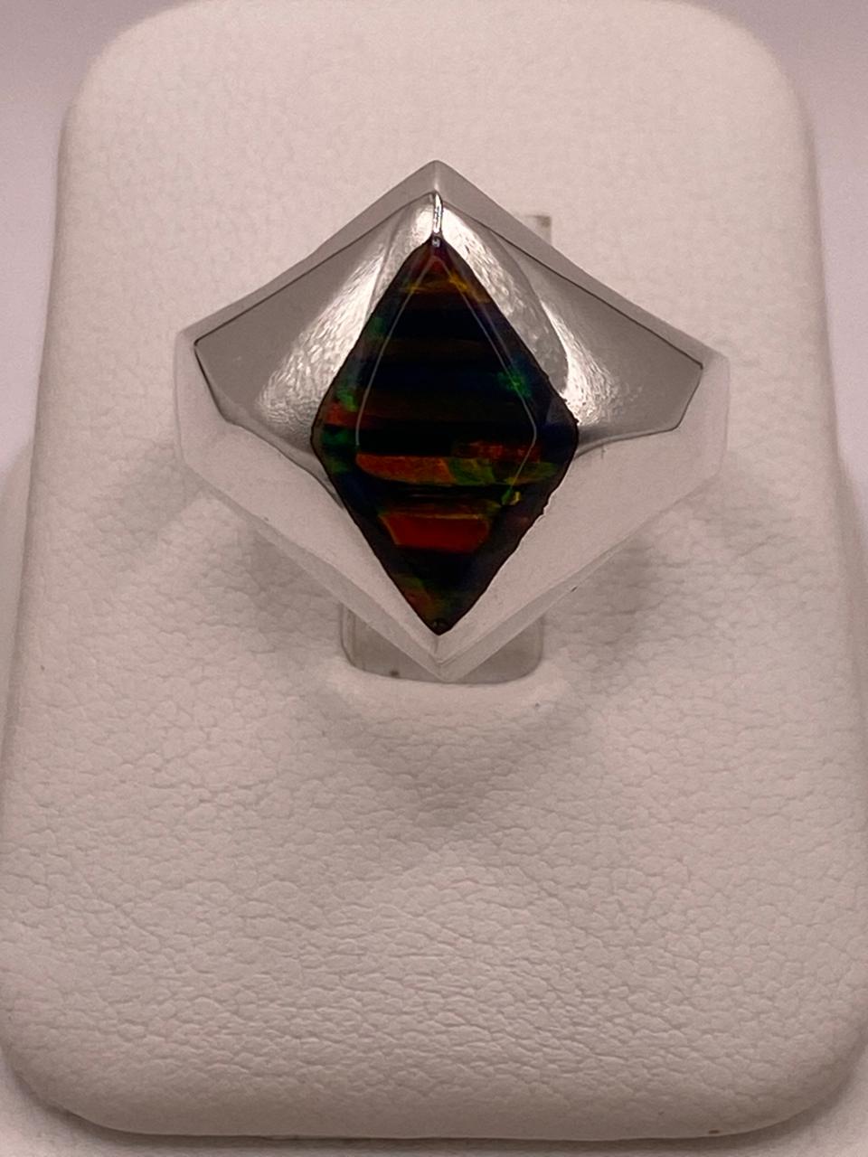 Anillo con Ópalo de Fuego Multicolor en Rombo, vista de detalle