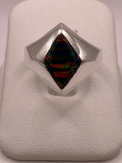 Anillo con Ópalo de Fuego Multicolor en Rombo, vista de detalle